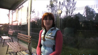 Lucy a buszmegállóban dug