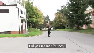 Világos Szőke tini nőci a raktárban reszel