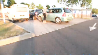 Fiatal anyuci a parkolóban kamatyol