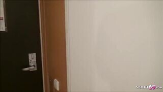 Japán fiatal picsa kipróbálja a nagy barna kukacot