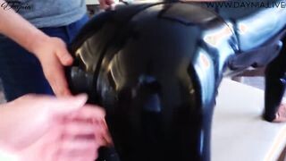 Latex ruhás anyukát popóba kettyintenek