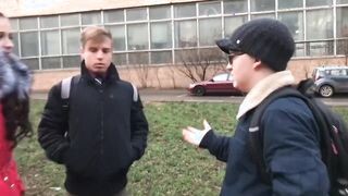 Tini csajt a haverjai szexelik meg