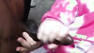 Fiatal tini barinő barna fügyit szop