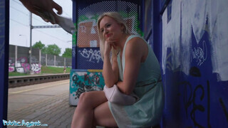 Public Agent - Lily Joy a vonatállomáson kupakol