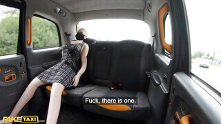 Fake Taxi - Kitetovált popós lány lovagol