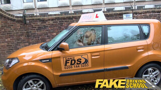 Fake Driving School  - kíméletlen termetes keblű világos szőke pinájába élveznek