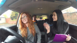 Fake Driving School - kicsike vörös csajszi eltereli az oktató figyelmét