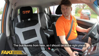 Fake Driving School - vegyvédelmi ruhában ül be a gádzsi a kocsiba