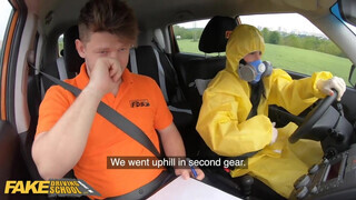 Fake Driving School - vegyvédelmi ruhában ül be a gádzsi a kocsiba