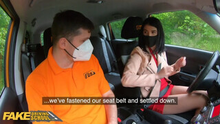 Fake driving School - Lady Dee a félvér nőci inkább hancúrozni akar