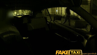 FakeTaxi - Olasz csajszika a taxiban kupakol