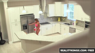 Reality Kings - a latinos latin Bianka gigantikus segge megkettyintve