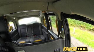 Fake Taxi - Termetes kannás milf megrakva a hátsó ülésen