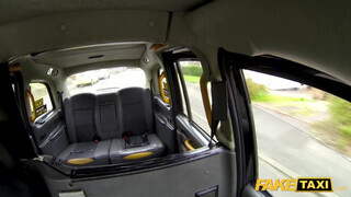 Fake Taxi - Amber Jayne lovagol a taxis rúdján