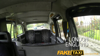 FakeTaxi - Carmel Cox az angol fiatal repedtsarkú