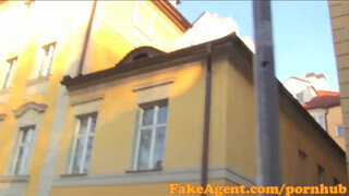 FakeAgent - raven a vonzó milf ordítva élvez