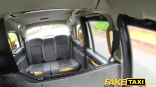 Fake Taxi - Barbie Sins kefélhető a taxiban