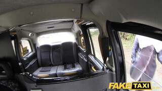 Tetkós ribancok hátsó nyílásba dugva - Fake Taxi