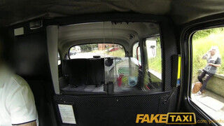Faketaxi - szőrös pinájú milf csaj kefél egyet