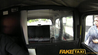 FakeTaxi - gigantikus tőgyes csaj nem akar fizetni