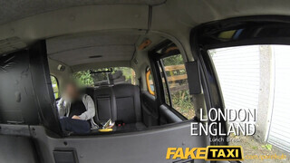 FakeTaxi - maga mutogató maca a taxiban