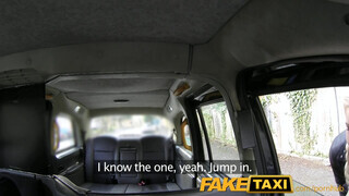 FakeTaxi - Világos Szőke bige dugható a hátsó ülésen