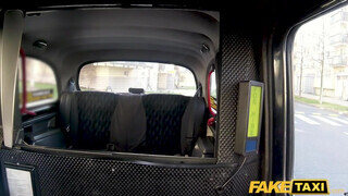 Fake Taxi - 19 éves tini gádzsi kamatyolni akart