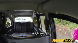 Fake Taxi - Molett kitetovált maca benne van a szexben