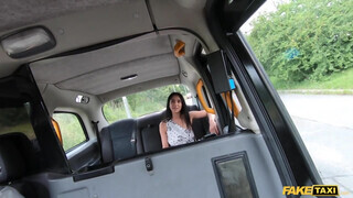 Fake Taxi - Izgató spanyol gádzsit kúr a taxis