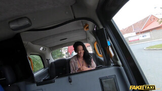 Fake Taxi - Asia Vargas a hátsó ülésen kupakol