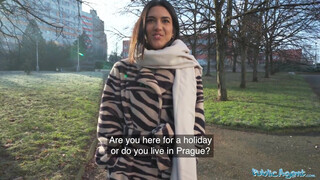 Public Agent - Lena Coxx borotvált muffja megdöngetve