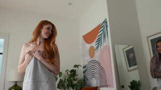 Elly Clutch és Hayley Davies édeshármasban kettyintenek