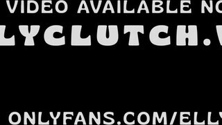 Elly Clutch telózás közben cerkát szop