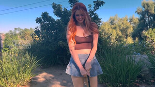 Elly Clutch a golfpályán kupakol