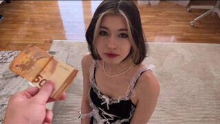 Cutie Kim pénzért hancúrozik