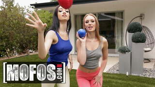 Mofos - Daisy Stone és Scarlett Bloom édeshármasban kufirconlak