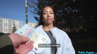 Public Agent - Karcsú ázsiai szépség hatalmas fenékkel és kicsike mellbimbókkal, szűk picsája megfeszül