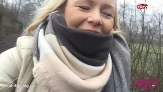 Forró tini csajszika kerékpáron dörzsöli szaftos puncáját