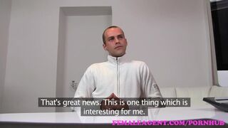 Szívdöglesztő milf ügynök teszteli a durva faszit