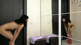 Tini pipi szőrös puncival masturbál a tükör előtt