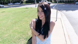 Tini ribi Mia Hurley megmutatja gigászi ciciét és pénzért megdugja a csávót
